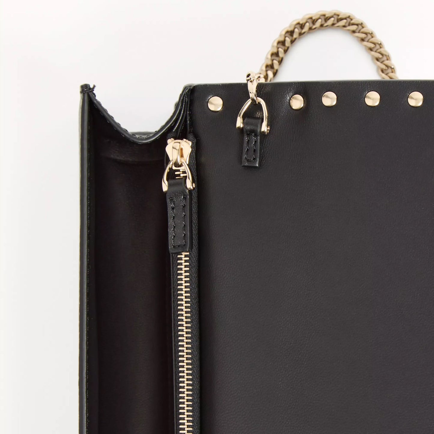 Rockstud Wallet With Chain In Grainy Calfskin